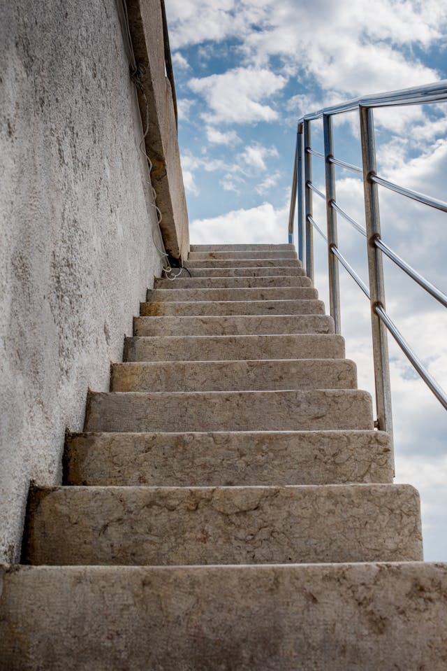 Scala che conduce al cielo azzurro - Victor Moragriega - pexels